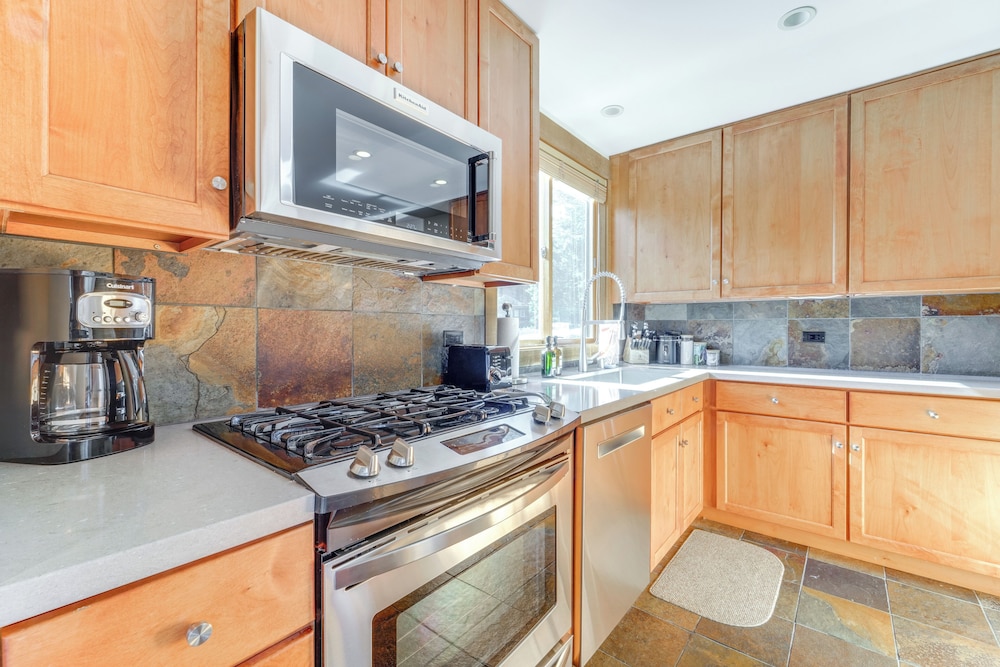 8 Mi to Lake Tahoe: Spacious Northstar Condo!