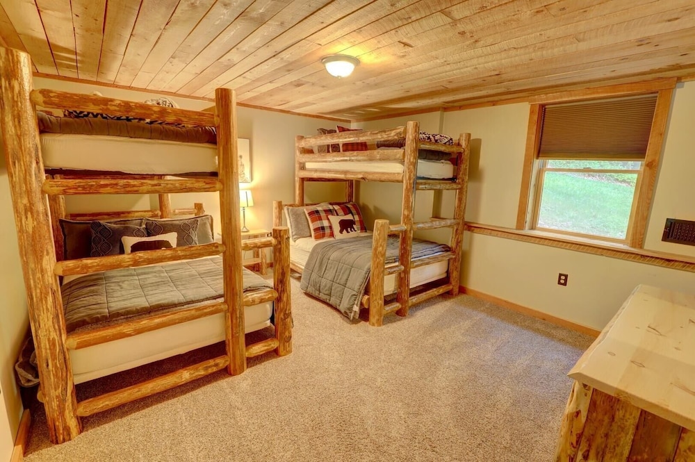 Holiday House 4 Bedroom Chalet by RedAwning view 2