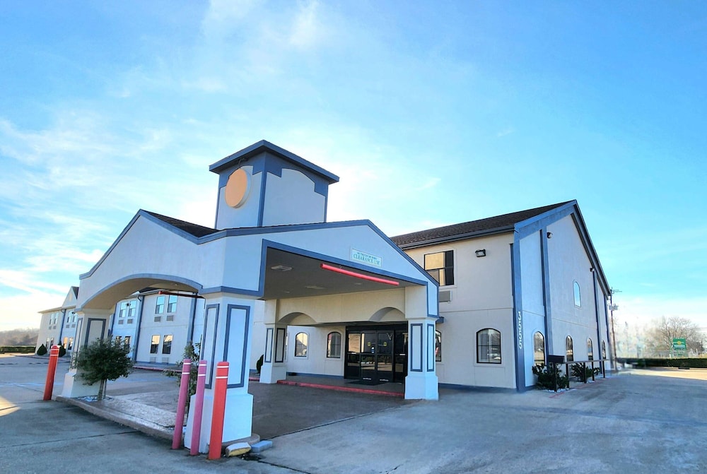 Houston Vacations - Days Inn by Wyndham Rosenberg - Property Image 1