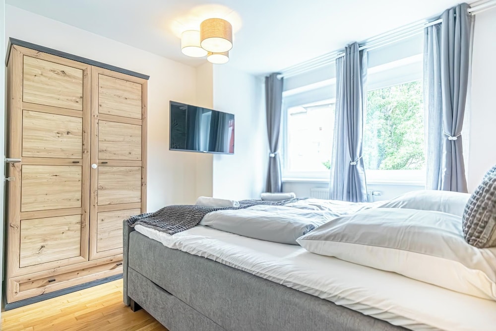 Comfortable 1BR 1LR City Center Apt