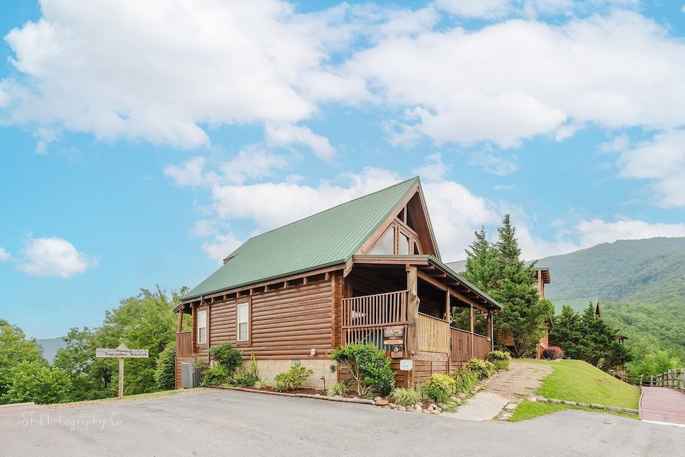 Graceful Awestruck Perfect Mountain Views with Pool Access by RedAwning