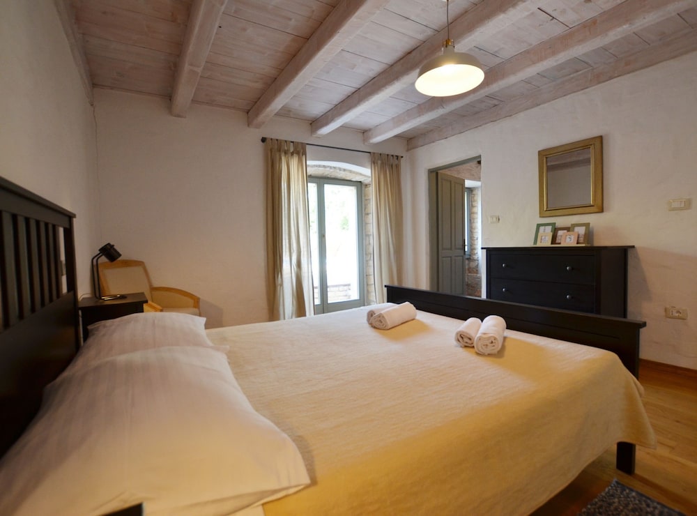 Majestic Rustical Kanfanar Villa With Pool