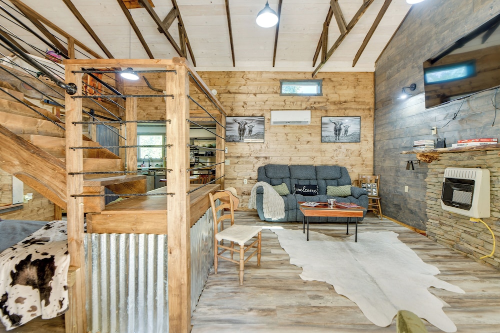 Lake Eufaula Access: Cozy Wood Cabin w/ Yard!