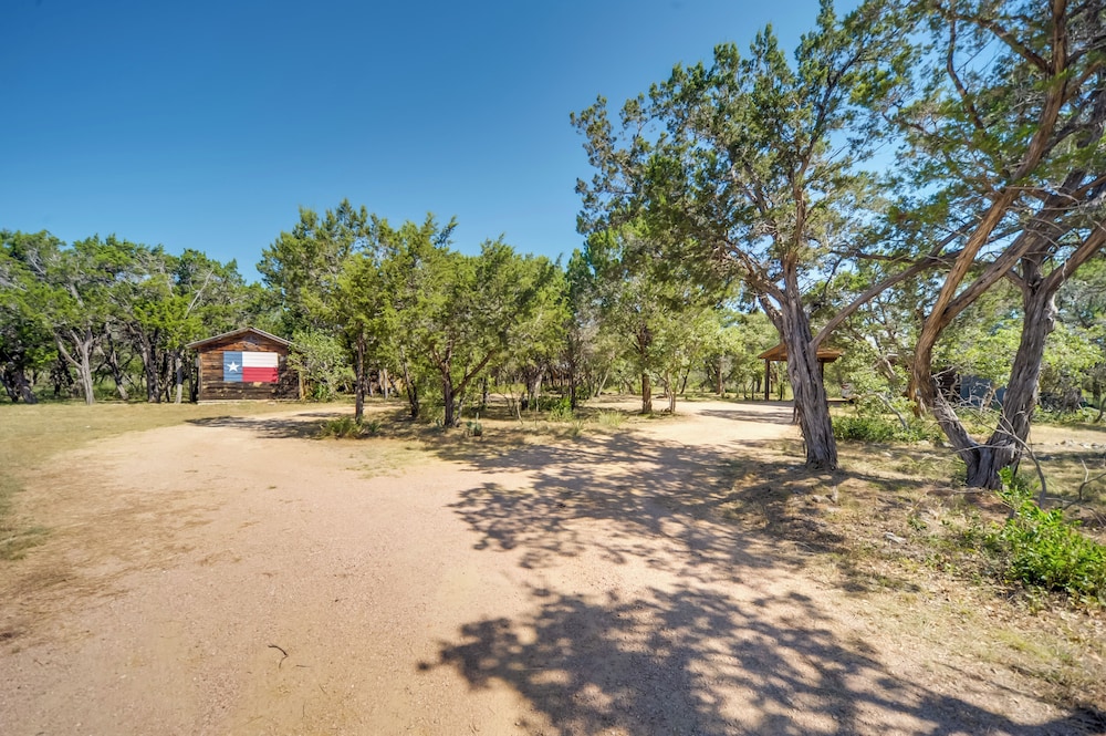 Dog-friendly Cabin w/ Fire Pit in Johnson City!
