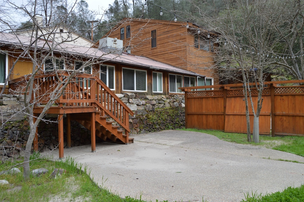 Red Bud Lodge