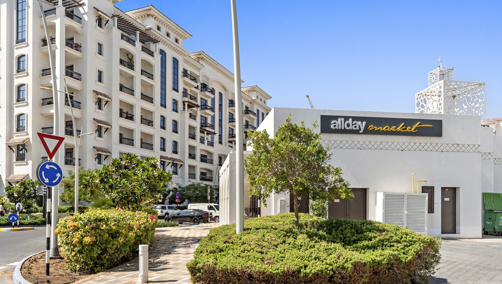 WelHome - Luxury Apt Close to Yas Water and Ferrari World