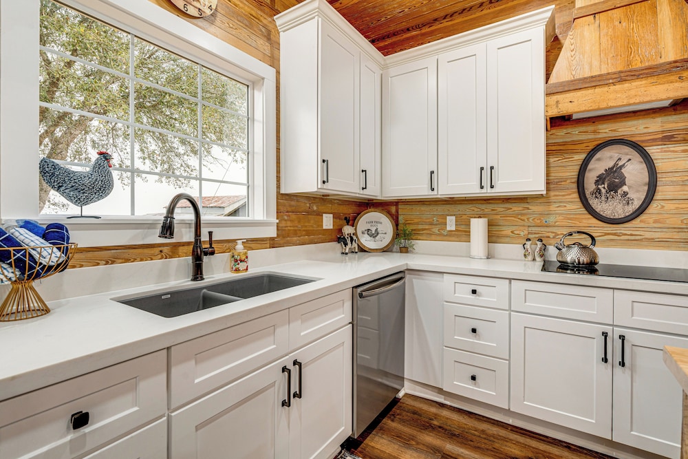 Furnished Deck + Views: Rural Schulenburg Retreat
