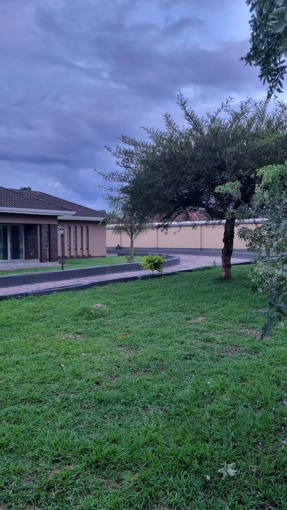 2br/cottage/swimming Pool/near Airport