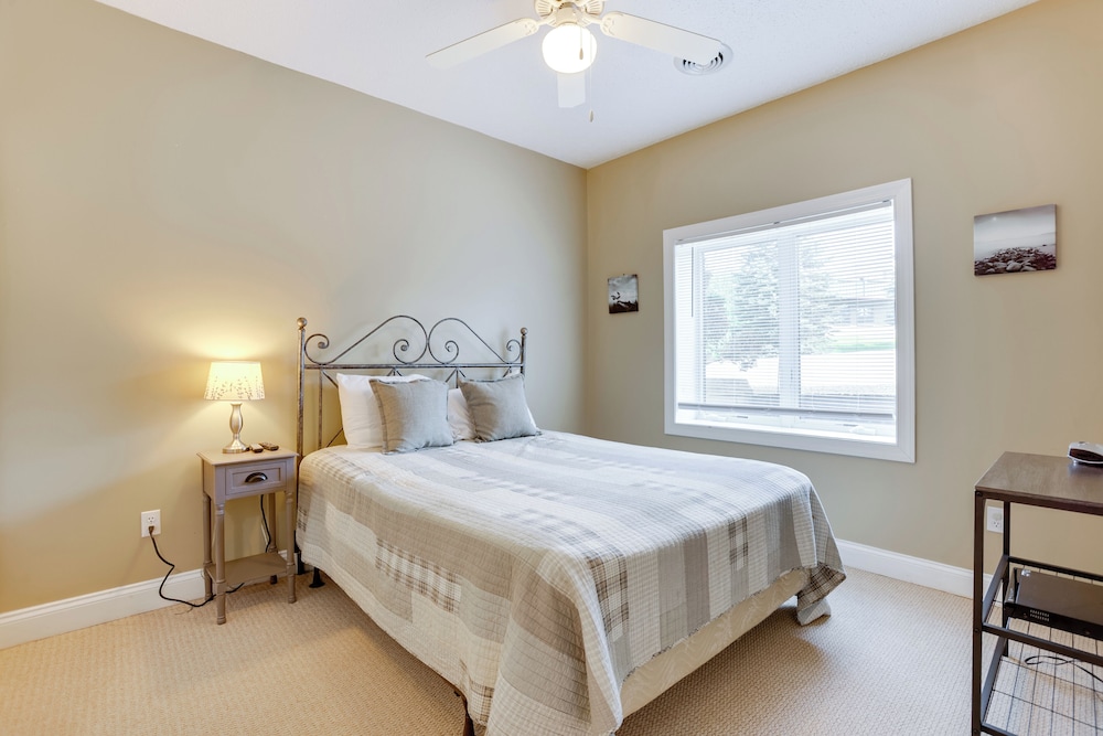 < Half-mi to Lake: Townhome w/ Hot Tub in Mchenry!