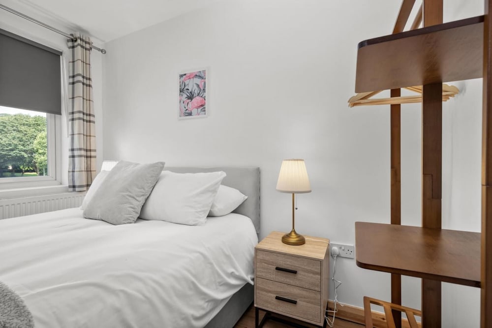 Highway Haven With Free Parking By My Getaways view 4