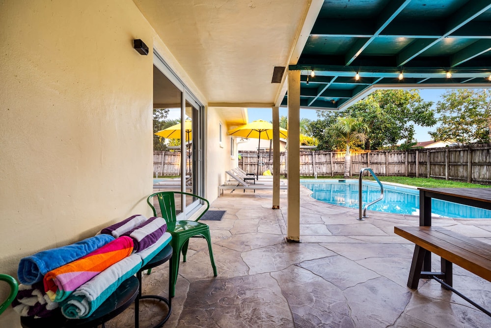 4BR With Private Pool and Game Room - Prime Location