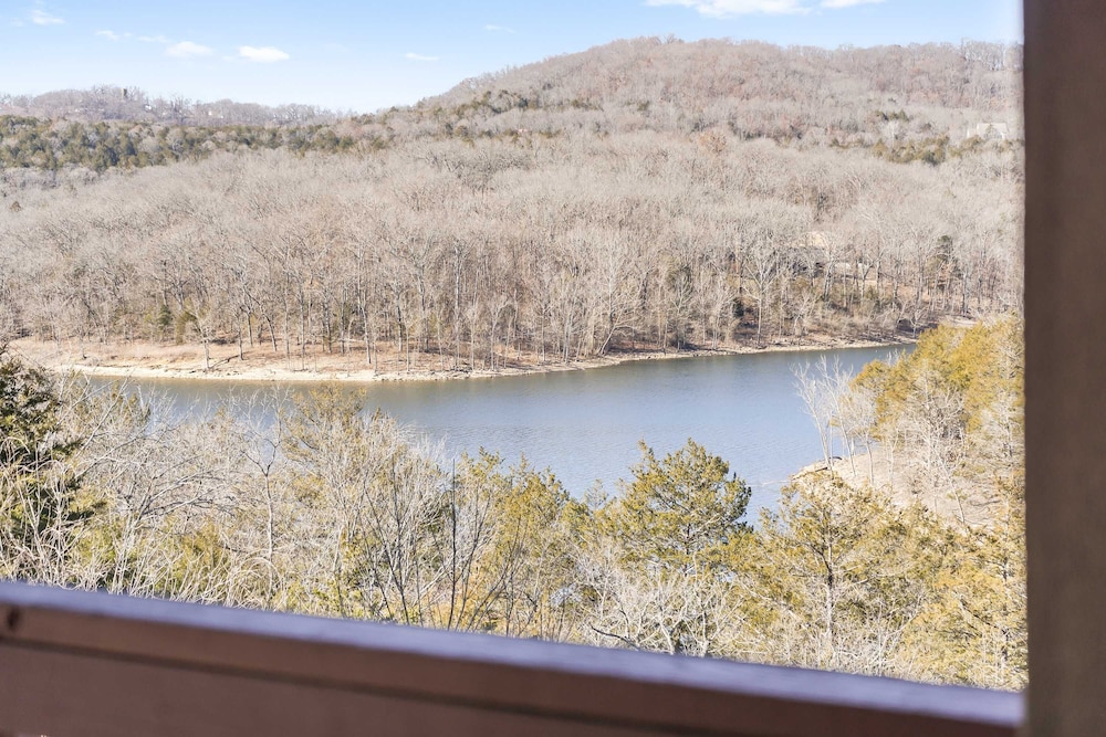Scenic Lakeview Stay for 5!