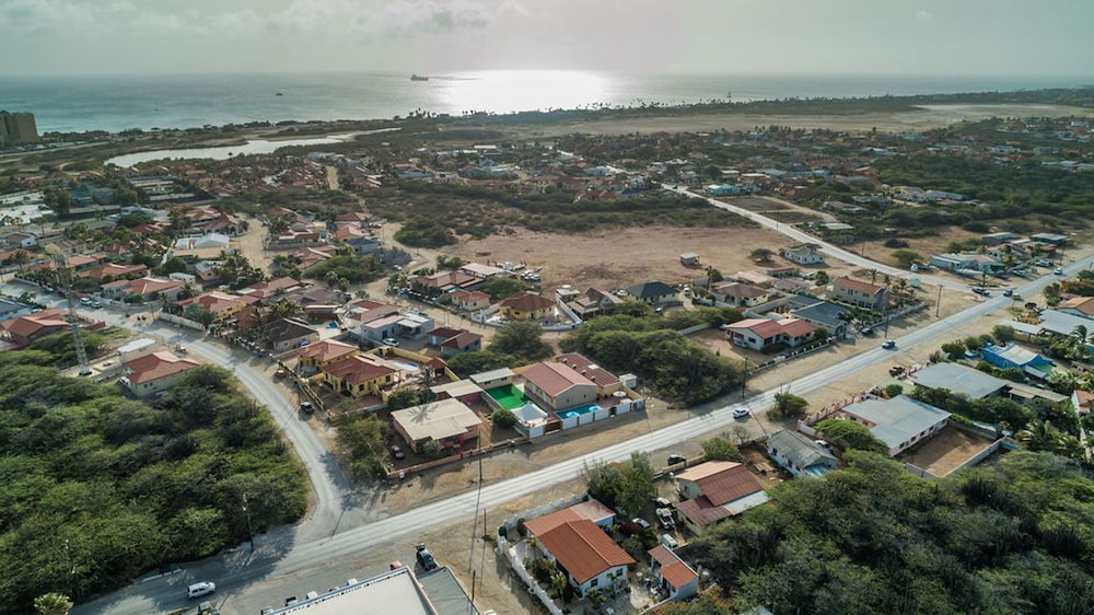 2 Queen Studio w Pool BBQ Hotwater Close 2 Beach