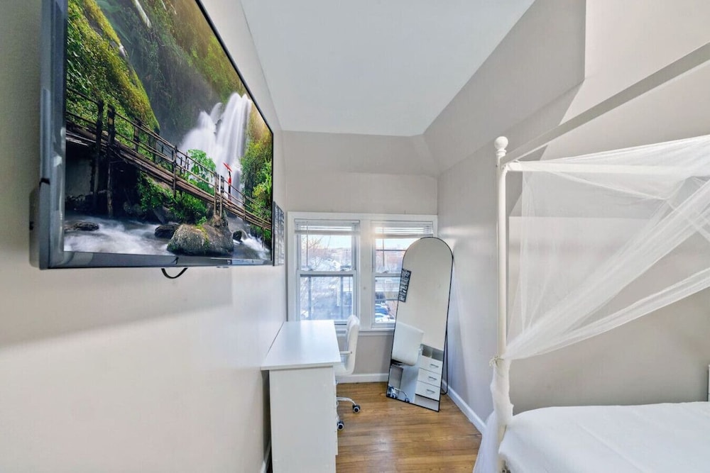 Modern 2BR Near NYC With Free Parking Workspace
