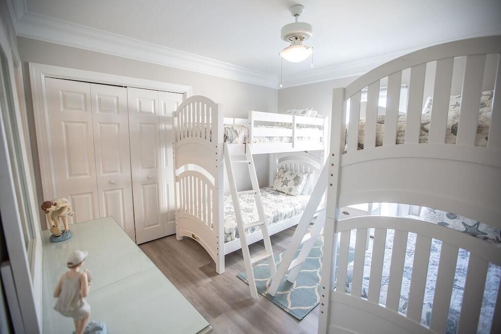 Paw-paw's Place 6 Bedroom Home by RedAwning
