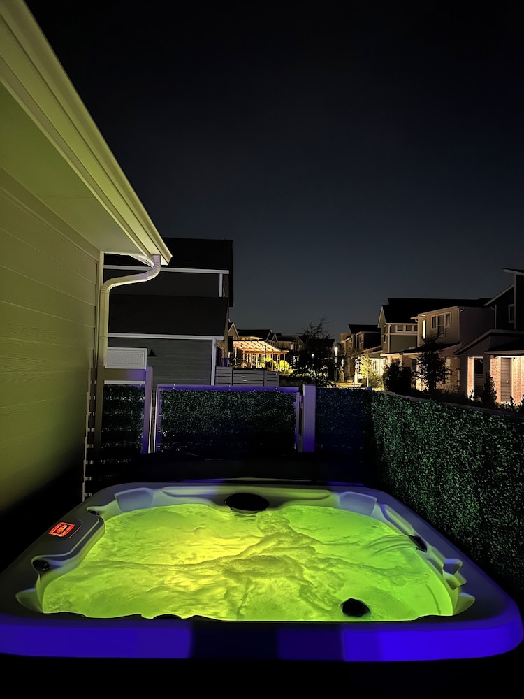Luxury 2S Condo Hot Tub Gym Pool Airport