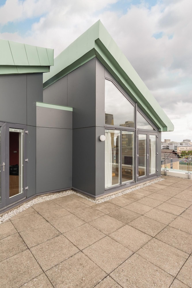 403 Outstanding Penthouse in Vibrant Leith With Secure Parking view 4