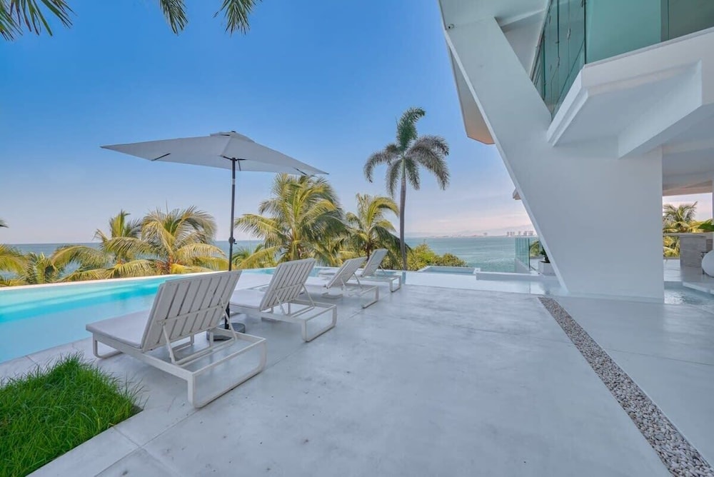 Luxury 1BR APT - Beach View - Jacuzzi - King Bed