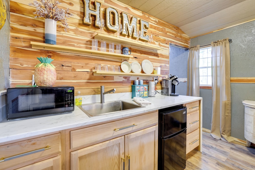 Walk to Grand Lake: Pet-friendly Grove Getaway!