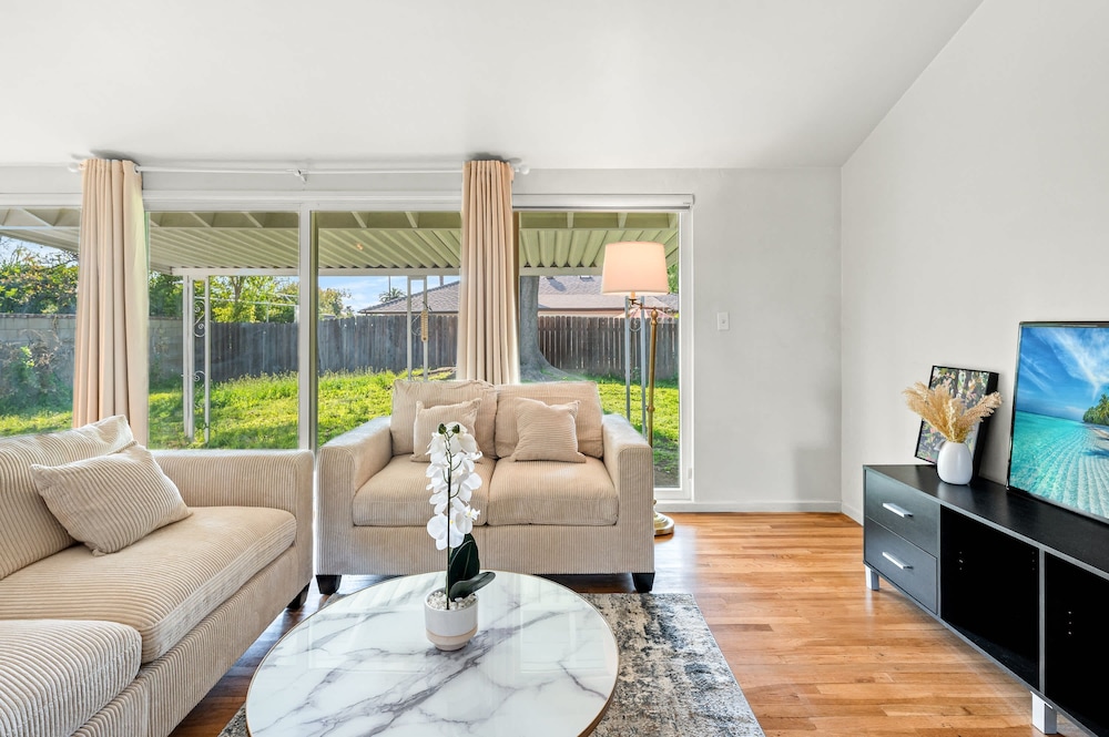Perfect Family Home With Fireplace Spacious Yard