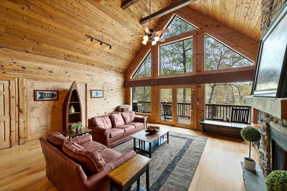 Lakeside Lodge by Avantstay Hot Tub Dock