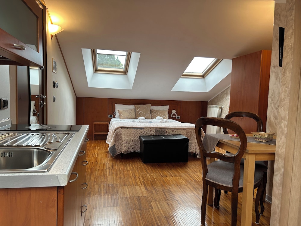 Aurelia Garden Gold Bed & Breakfast