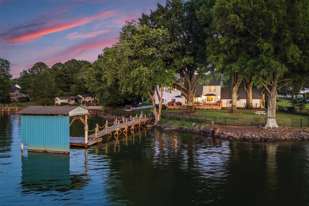 Lakefront Home w/ Dock, Game Room & Hot Tub Ponderosa Peninsula by Avantstay