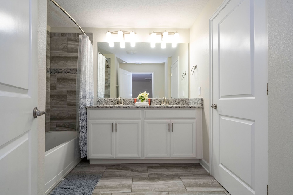 Storey Lake 4 BR With Private Pool