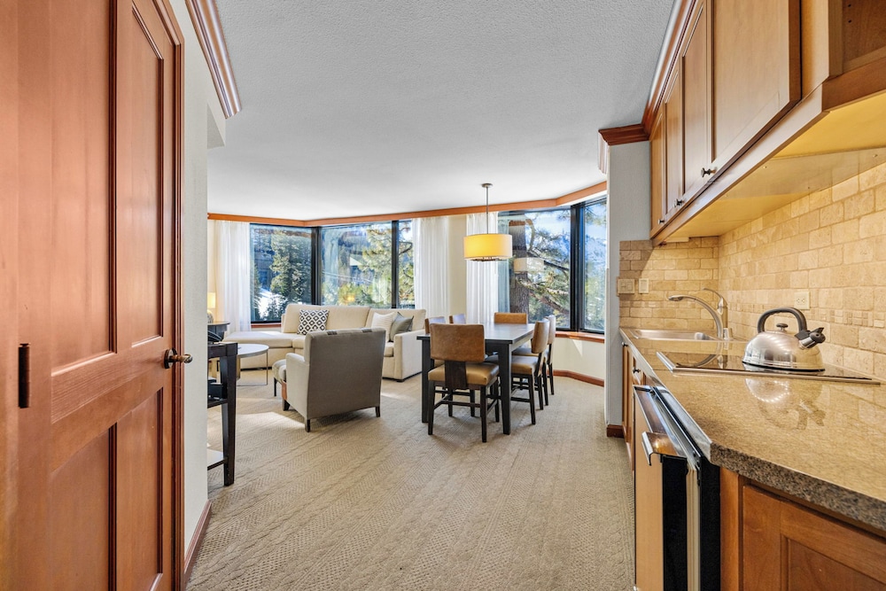 Condo w/ Fireplace & Community Perks