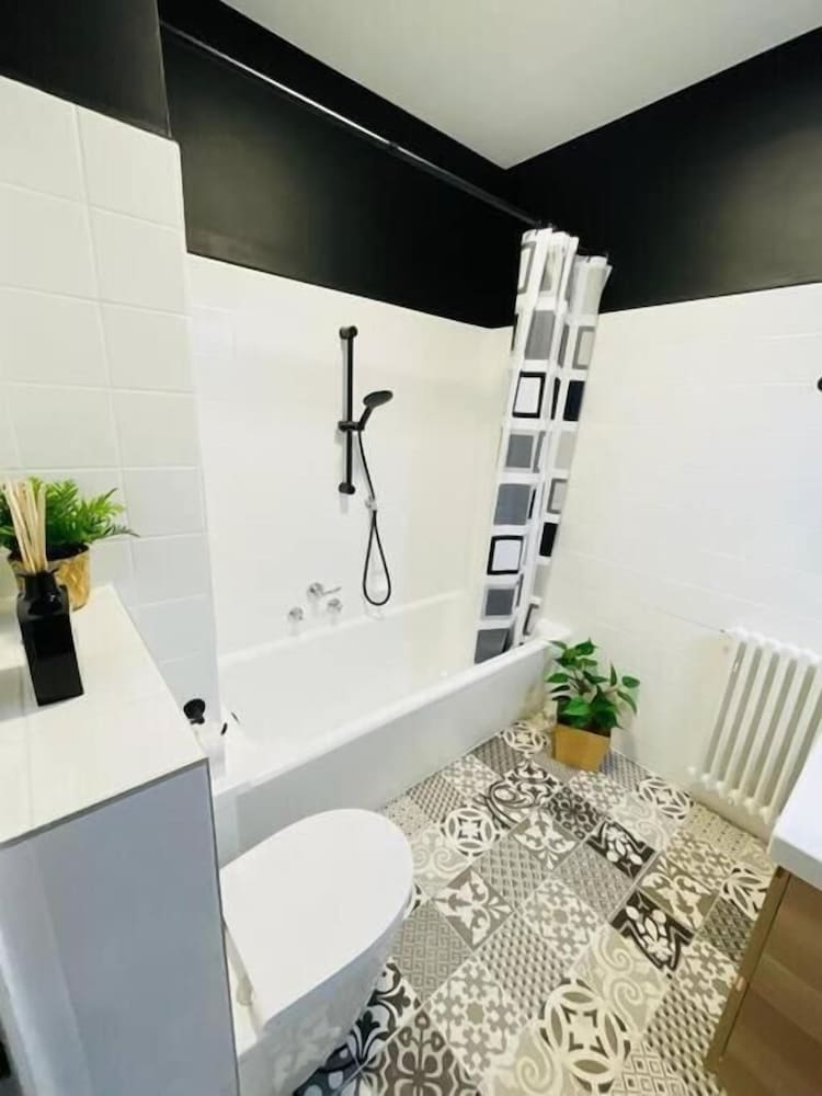 Spacious 1bed in City Center view 3