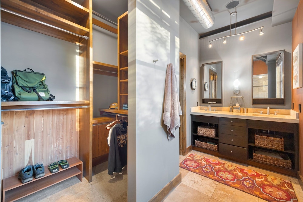 Penthouse With Mountain Views in Heart of Old Town