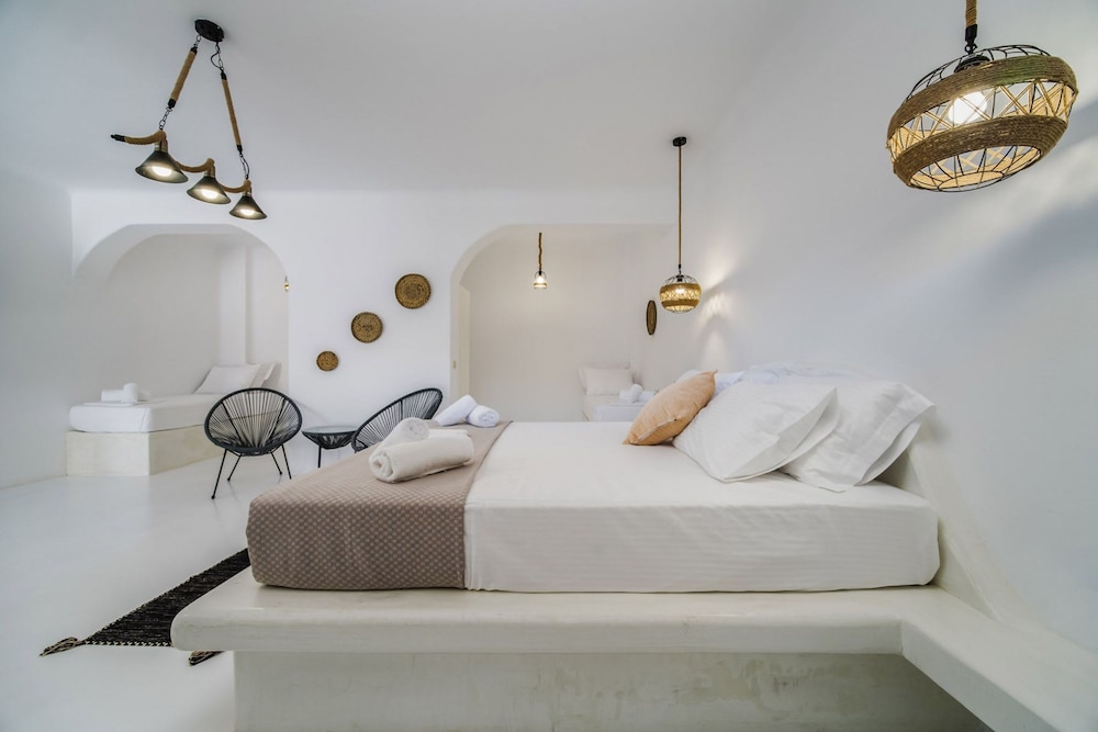 Amethyst Luxury Suites - Oia Family Suite