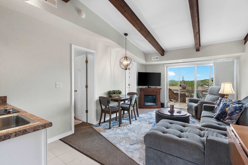 Little Dipper Cozy Condo for 6 w/ Resort-style Amenities