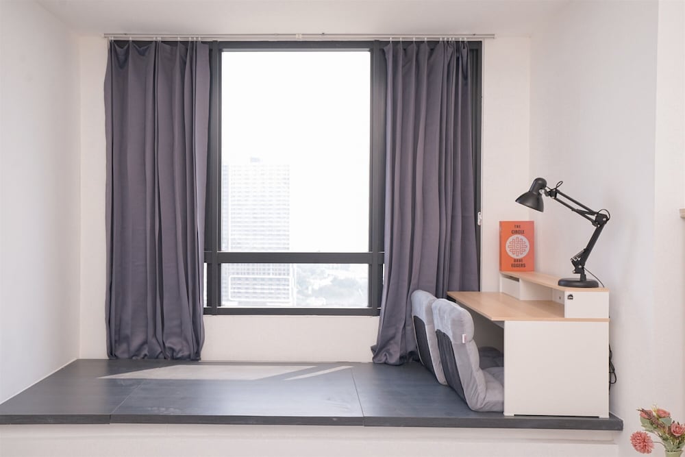 Warm Cozy Studio Room at Collins Boulevard Apartment
