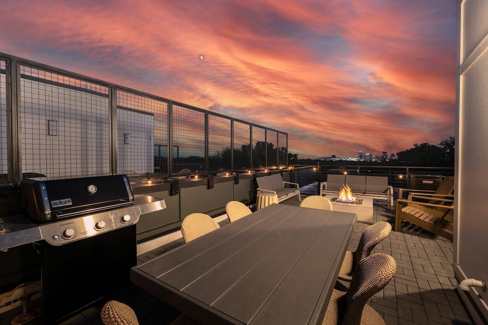Luxe 4BR With Fire Pit Grill and City Views