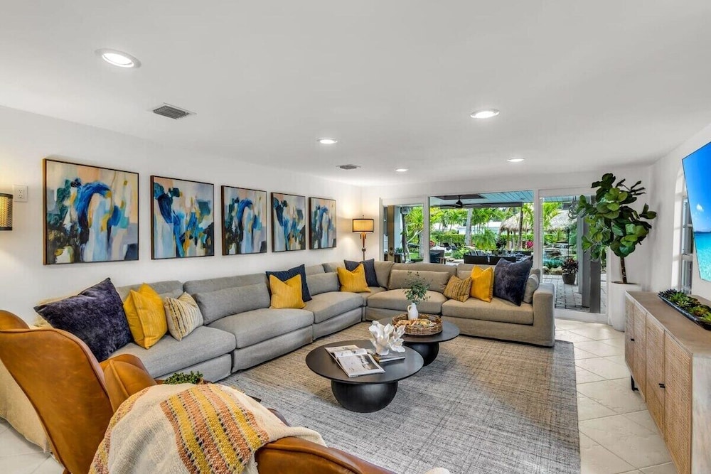 New Waterfront Oasis, Minutes to Beach, Eats, Shops