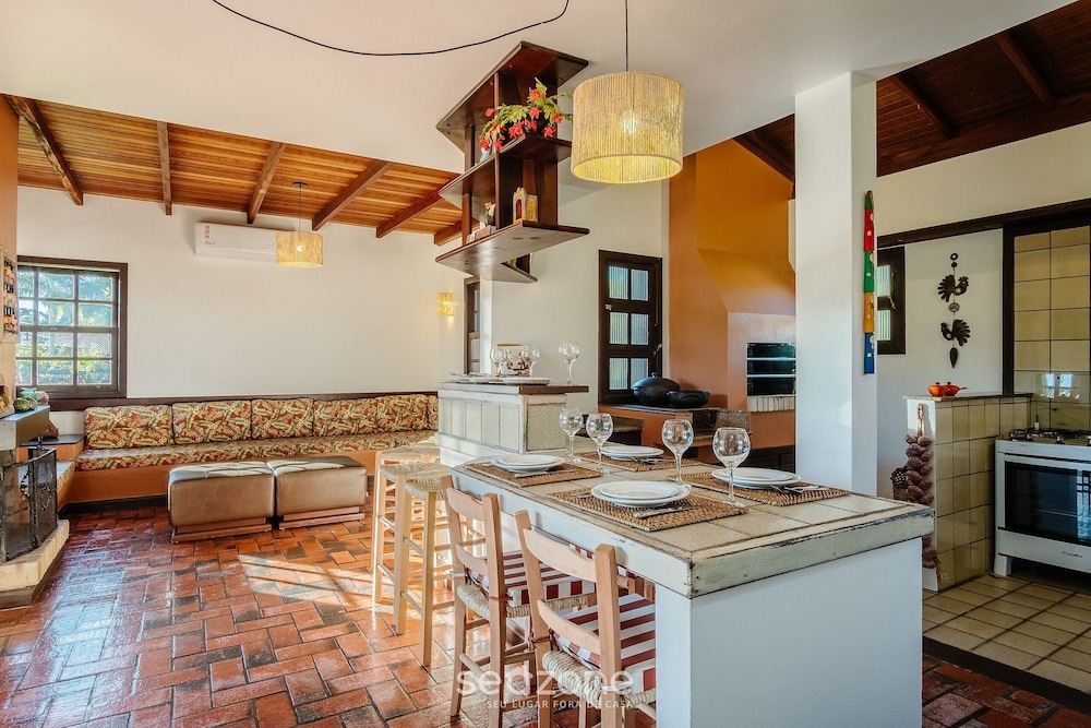 3-bedroom House 800m From the Beach Tab0140