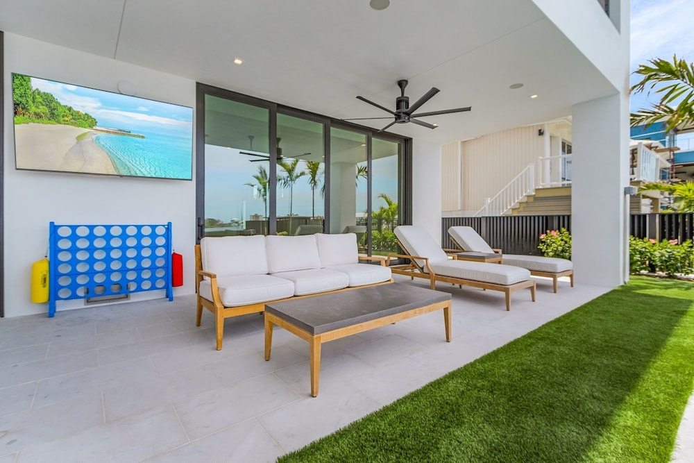 793 Shoreline Estate: 6bd/6br, Luxurious Pool Home On The Water! 6 Bedroom Home