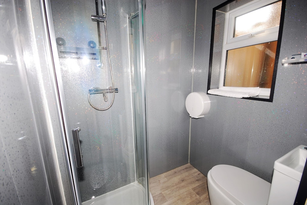 Family Holiday Home With Hot Tub & Sauna Sleeps 8