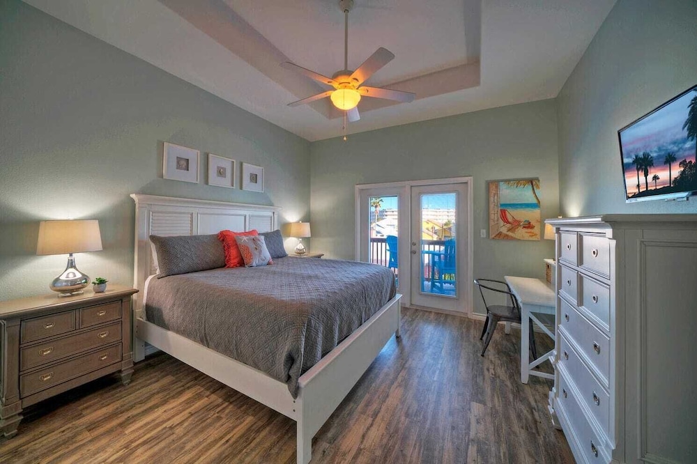 Sleeps 23, 2 Beachside Homes Resort Pool, Walk to the Beach, Balcony + Yard