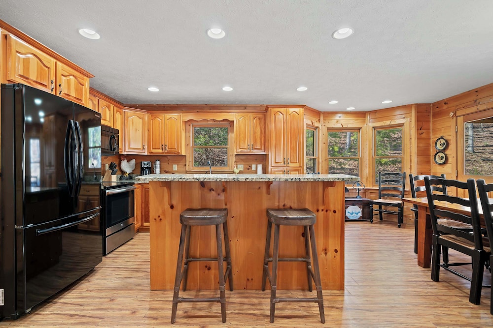 New! Riverfront Retreat Sleeps 12 Ellijay