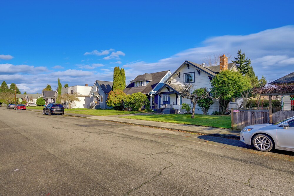 1 Mi to Historic Dtwn: Dog-friendly Everett Home!