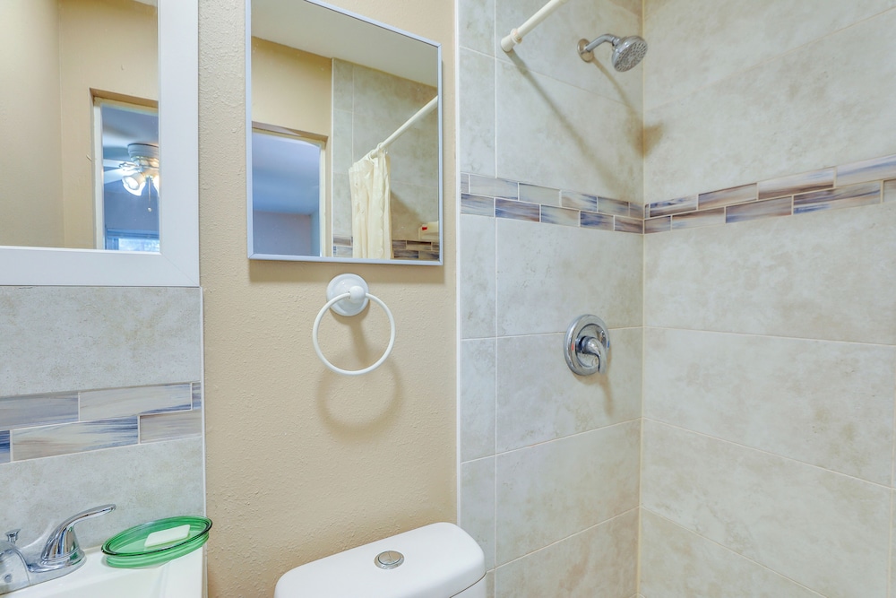 Walkable Studio in Pinellas Park w/ Desk & Patio