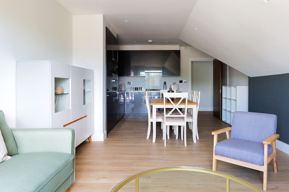 Elegant 2 Bed Flat with Balcony in Finchley
