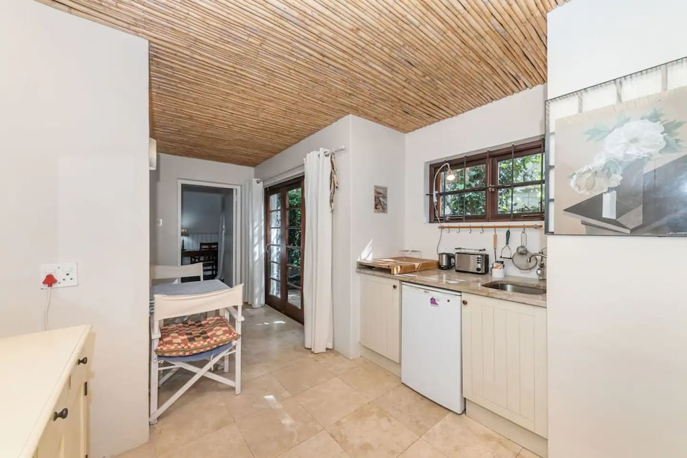 Tropical 1BD Hideaway Near Queens Beach, Fresnaye! view 4