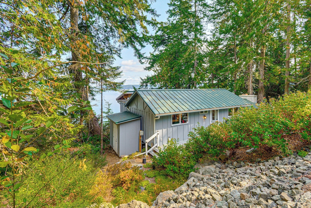 Outdoor Kitchen & Canal Views: Cabin in Quilcene!