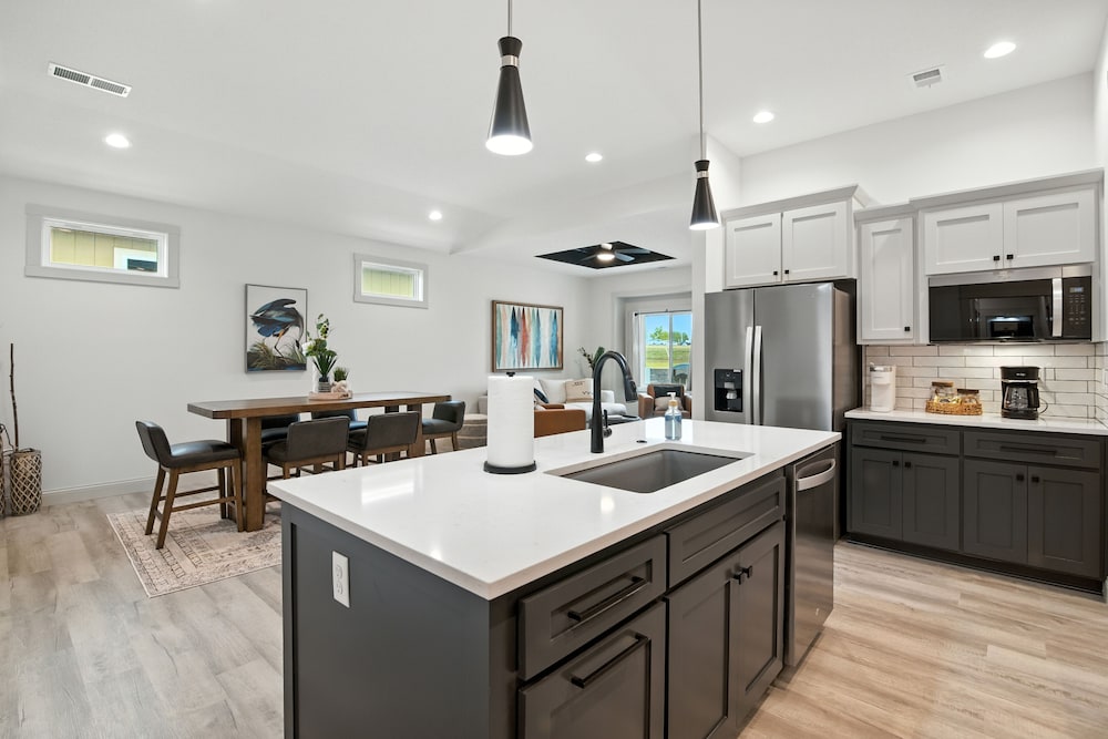 Brand New Cool Comfy Lawrence Retreat 3 Bedroom Duplex