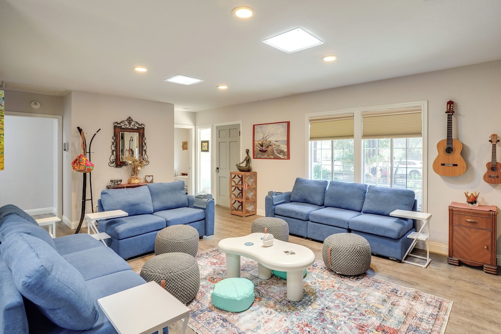 2 Mi to Cal State Long Beach: Bungalow w/ Hot Tub!