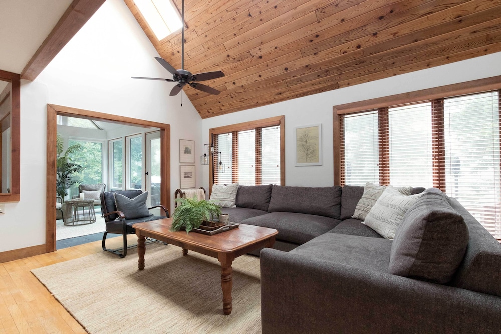 Wintergreen Resort Home ~ 2 Miles to Ski Slopes! view 3