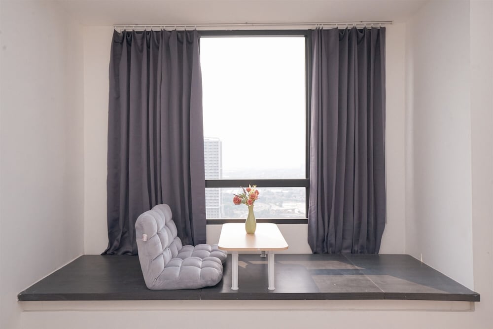 Comfortable Studio Room at Collins Boulevard Apartment